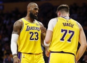 爱游戏APP-76人横扫湖人B队，乔治关键制胜