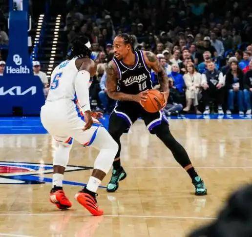 国王逆转爵士，拉文带队取胜