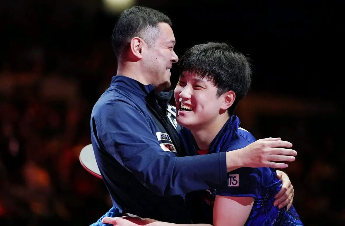 日本乒乓球队轻取法国乒乓球队，张本智和送出助攻