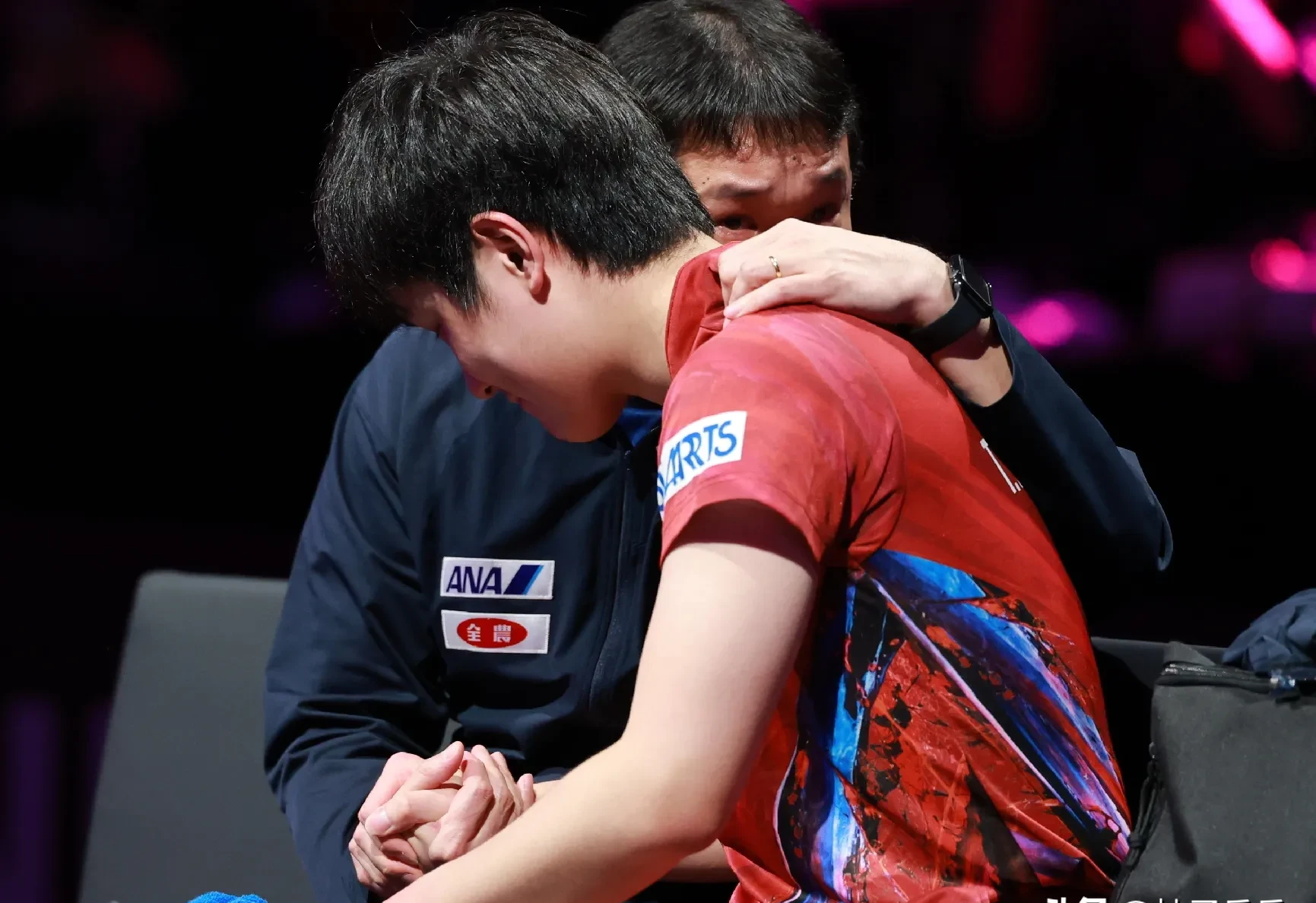 日本乒乓球队轻取法国乒乓球队，张本智和送出助攻