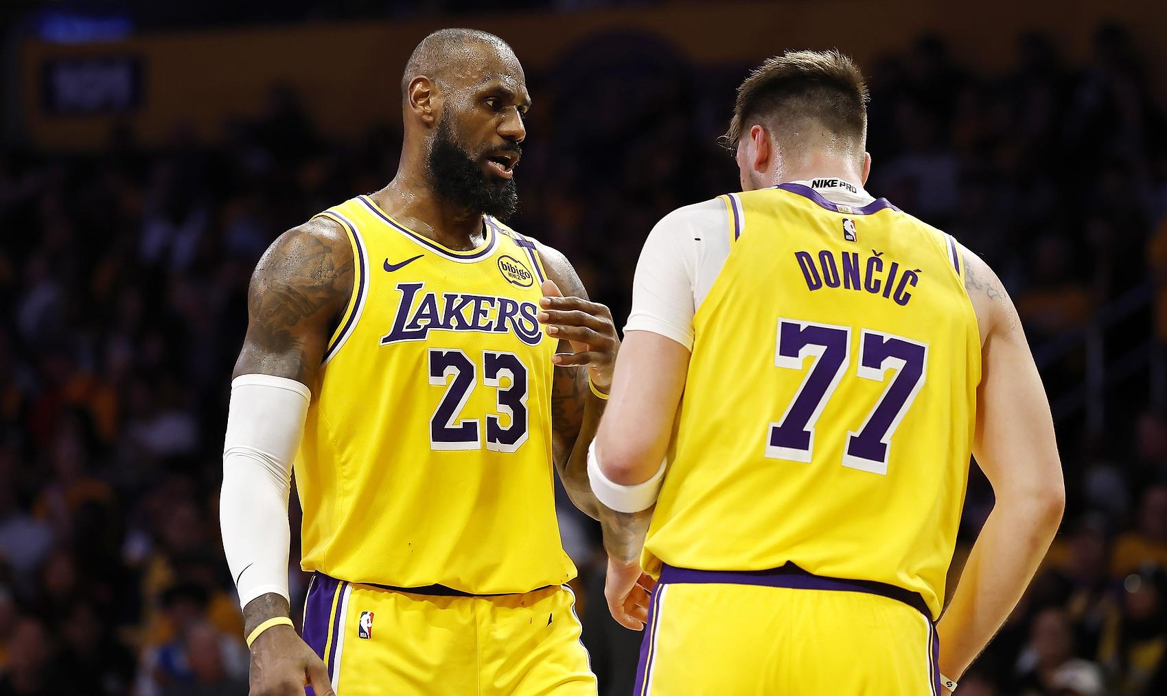 76人横扫湖人B队,乔治关键制胜 76人横扫湖人B队,乔治关键制胜