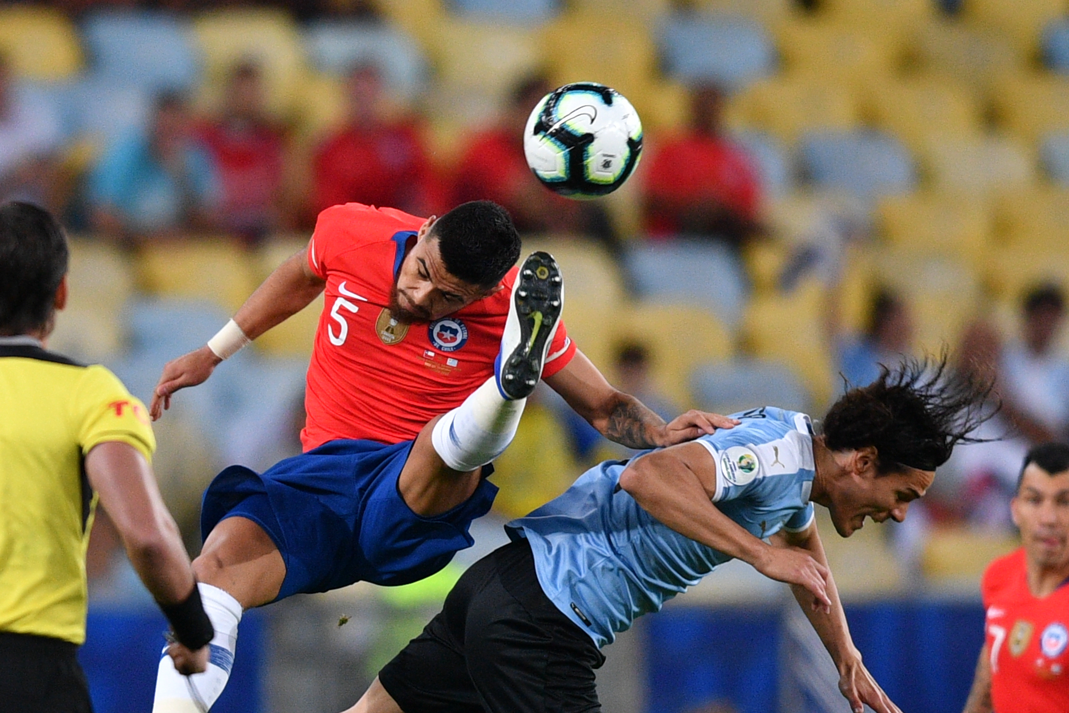 激烈足球对决引爆热情，场面火爆激动人心