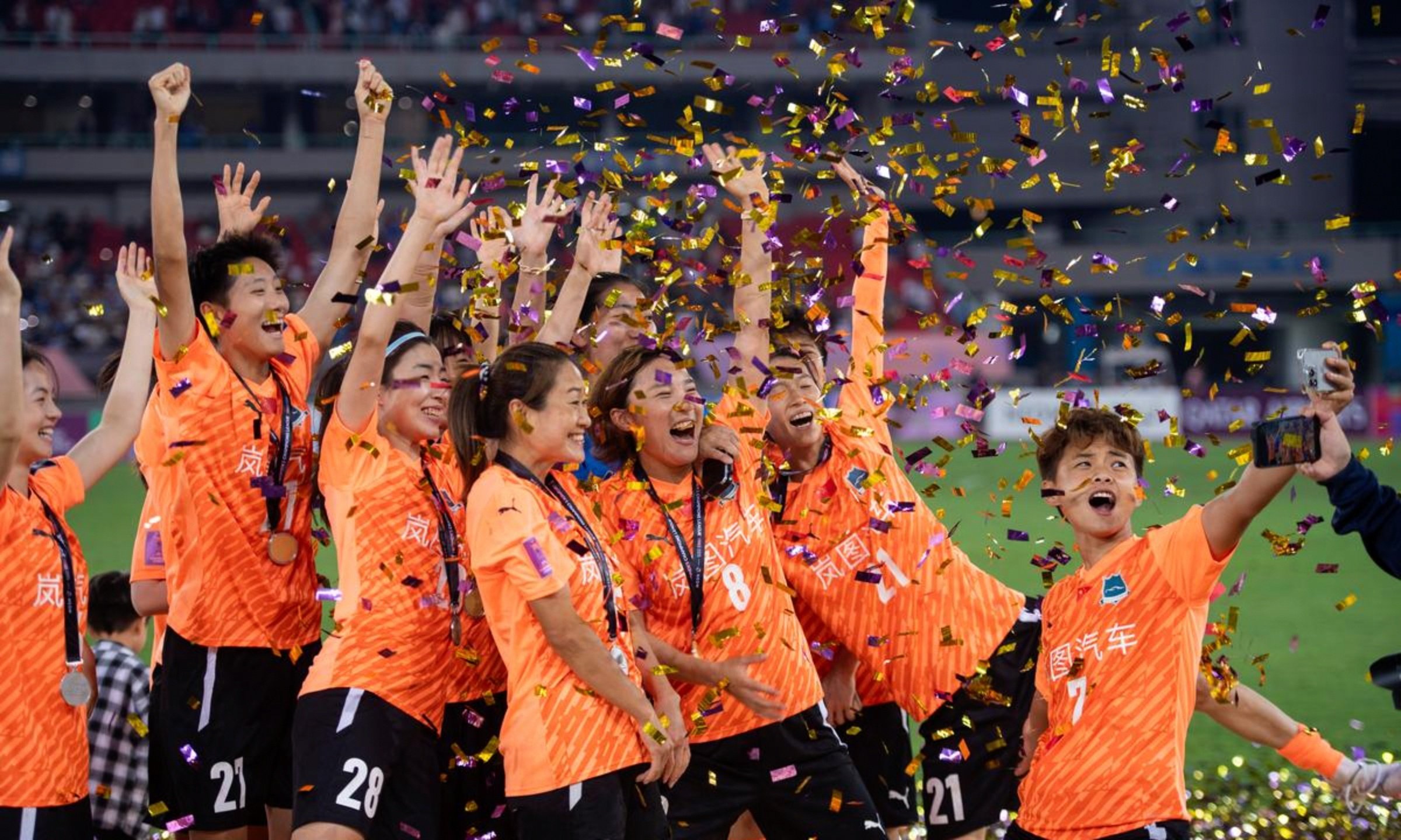 中国女足球员坚韧拼搏，赢得赞誉与掌声