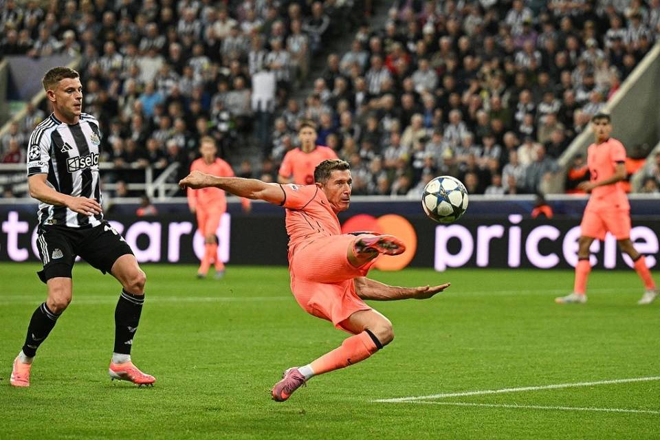 巴塞罗那遭遇失利，晋级前景蒙上阴影