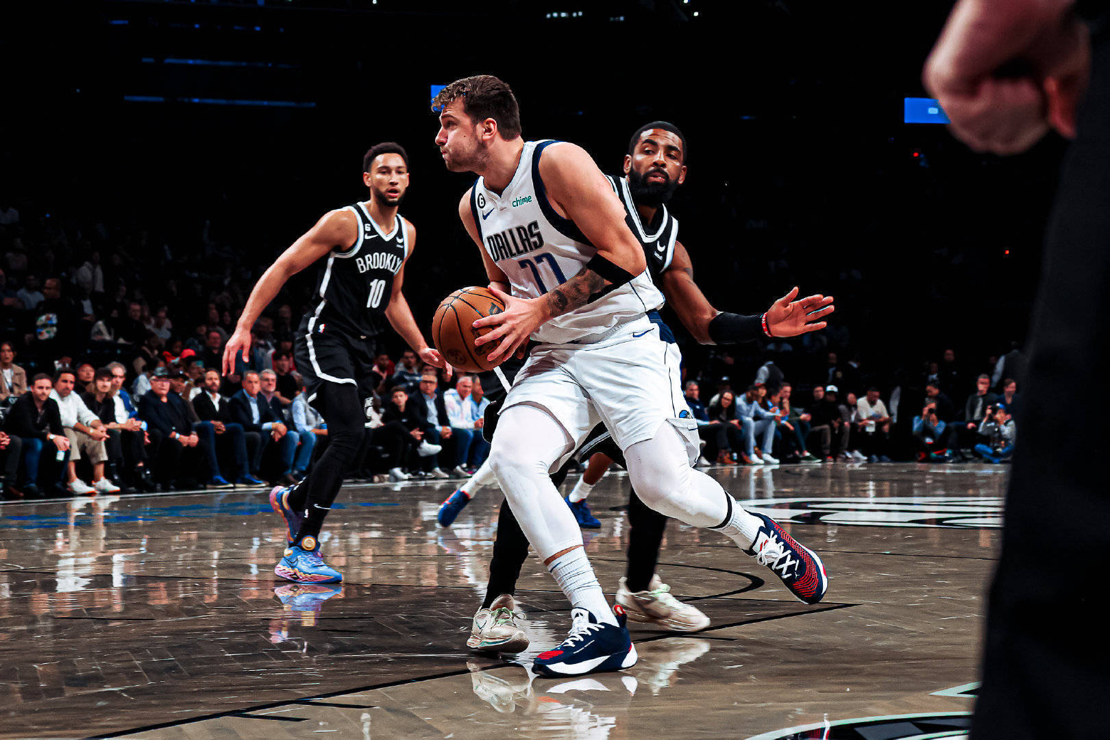 独行侠鏖战步行者，威斯布鲁克完成帽子戏法