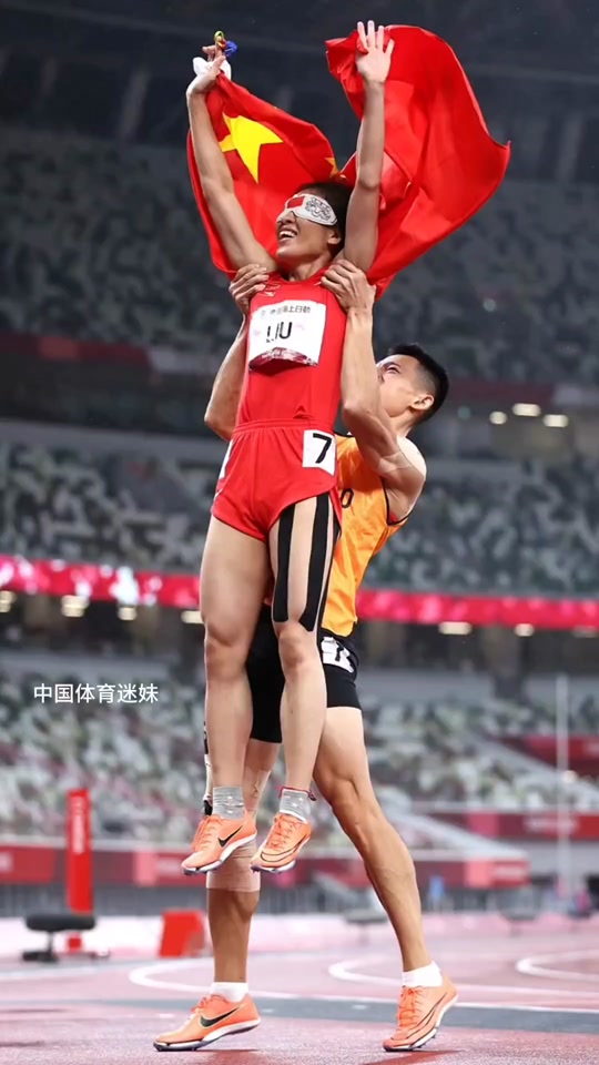 激烈竞争展现体育精神,运动精神感人 激烈竞争展现体育精神,运动精神感人